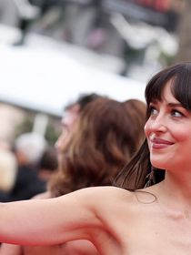 "Sublime", "Elle est plus belle que jamais", "Incroyable" : Dakota Johnson sidère les internautes à Cannes avec son nouveau look