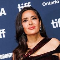 "Menteuse !" : Salma Hayek nie avoir eu recours à la chirurgie esthétique, et ça fait beaucoup réagir les fans du sex symbol