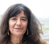 Sous l'interview de Trois couleurs, la fille de Richard Bohringer a déchaîné les misogynes. Nombreux disent ne pas avoir reconnu l'actrice et s'en prennent à son physique. "Qu'est-ce qui lui est arrivé ?", "Elle a pris cher", "Je l'avais pas reconnu, on dirait une mémère, elle a grossi", "Le coup de vieux. Pas cool la ménopause"... En d'autres termes, encore une bonne dose d'âgisme pour une célébrité féminine.
Au-delà de l'âgisme et du body-shaming, difficile de ne pas voir beaucoup de sexisme dans ces critiques. Si la société considère que les hommes se bonifient au fil du temps, ce n'est pas le cas pour les femmes. Un double standard qui touche d’autant plus les actrices de cinéma, qui sont souvent réduites à leur physique et dépendent de leur apparence.
Dans les commentaires, certains internautes n'hésitent pas à dénoncer cela : "Juste une actrice qui vieillit sans chirurgie, c'est vrai qu'on n'a pas l'habitude", "On a tellement l'habitude des actrices sous diktat de la chirurgie esthétique qu'on a oublié ce que c'était de vieillir", "Laissez chacun vieillir à sa façon. On juge toujours les femmes qui vieillissent mais comme par hasard jamais les hommes", "Je me demande toujours, si vous croisiez la personne, lui diriez-vous tout ça ?".